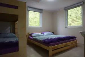ložnice s dvojlůžkem a patrovou postelí v patře