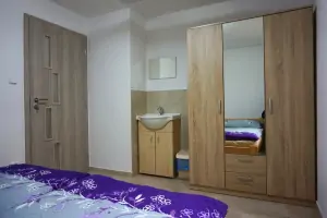 ložnice s dvojlůžkem a patrovou postelí v patře