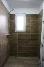 koupelna se sprchovým koutem a umyvadlem v patře
