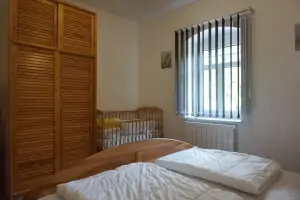 ložnice s dvojlůžkem a s dětskou postýlkou