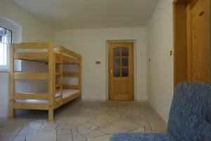 průchozí ložnice s patrovou postelí v podkroví