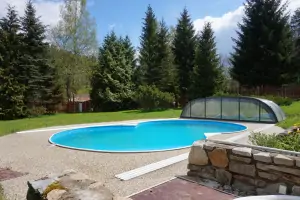 na zahradě je k dispozici zapuštěný bazén (9 x 5 x 1,5 m) s odsuvným zastřešením