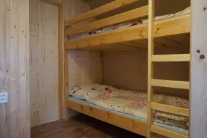 průchozí ložnice se 2 patrovými postelemi