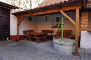 dvorek se zastřešeným venkovním posezením