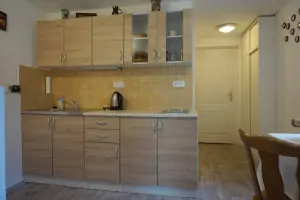 kuchyňka v apartmánu je plně vybavena pro vaření a stolování 4 osob