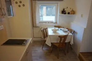 stůl a židle v kuchyňce