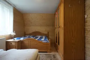 ložnice s dvojlůžkem a 2 lůžky vedle sebe