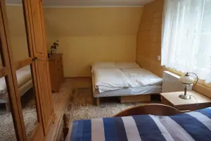 ložnice s dvojlůžkem a 2 lůžky vedle sebe