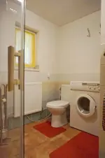 koupelna se sprchovým koutem, umyvadlem, WC, pračkou a infrasaunou