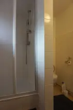 pravá část ubytování: koupelna se sprchovým koutem, umyvadlem a WC