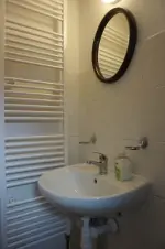 pravá část ubytování: koupelna se sprchovým koutem, umyvadlem a WC