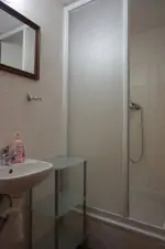 levá část ubytování: koupelna se sprchovým koutem a umyvadlem