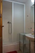 levá část ubytování: koupelna se sprchovým koutem a umyvadlem