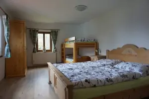 levá část ubytování: ložnice s dvojlůžkem a patrovou postelí