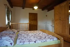 levá část ubytování: ložnice s dvojlůžkem a patrovou postelí