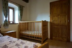levá část ubytování: ložnice s dvojlůžkem a patrovou postelí - k dispozici je dětská postýlka