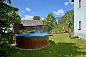 zahradní kruhový bazén na zahradě