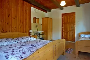 levá část ubytování: ložnice s dvojlůžkem a 2 lůžky