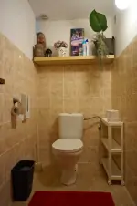 levá část ubytování: samostatné WC
