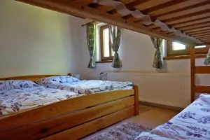 pravá část ubytování: ložnice s dvojlůžkem a patrovou postelí
