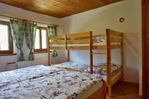 pravá část ubytování: ložnice s dvojlůžkem a patrovou postelí