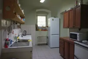 na obytnou místnost navazuje  kuchyně