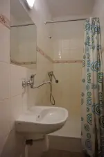 ložnice s dvojlůžkem a 2 lůžky - k ložnici náleží koupelna se sprchovým koutem, umyvadlem a WC