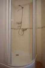 k ložnici s dvojlůžkem v přízemí náleží koupelna se sprchovým koutem, umyvadlem a WC