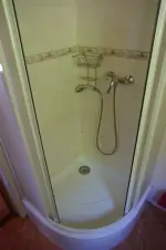 k ložnici s dvojlůžkem a lůžkem v podkroví náleží koupelna se sprchovým koutem, umyvadlem a WC