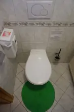 samostatné WC s umyvadlem v pokroví