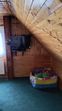 pokoj v podkroví s posezením a TV