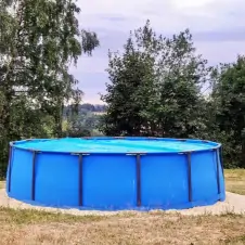 u chalupy je k dispozici bazén (průměr 4,5 m)