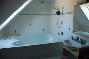 koupelna s velkou vanou, umyvadlem a WC v podkroví