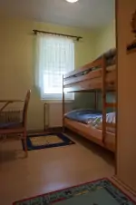 ložnice s patrovou postelí