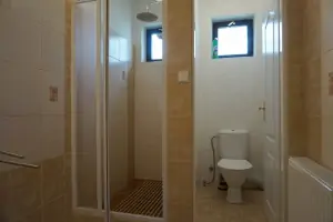koupelna se sprchový koutem, umyvadlem a WC