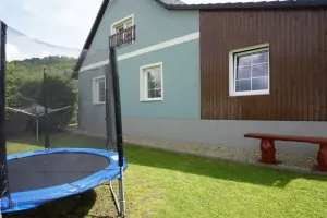 na zahradě je k dispozici trampolína (v létě se trampolína přesune o kousek dál a na místě trampolíny stojí nadzemní bazén)