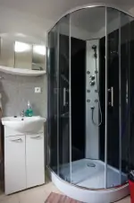 koupelna se 2 sprchovými kouty, 2 umyvadly a pračkou