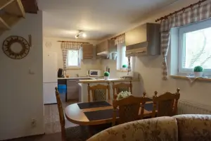 chata - obytný pokoj s kuchyňským koutem