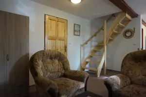chata - obytný pokoj - schodiště do podkroví