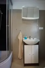 chata - koupelna se sprchovým koutem, umyvadlem, WC a pračkou