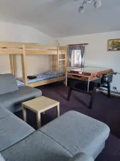 ložnice se 2 lůžky, 2 patrovými postelemi, sedací soupravou a stolním fotbálkem