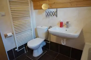 koupelna s vanou, umyvadlem a WC v podkroví
