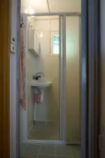 chata č. 2 - opticky oddělený sprchový kout v obytném pokoji