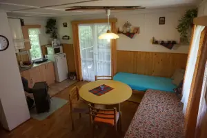 chata č. 1 - obytný pokoj s kuchyňským koutem