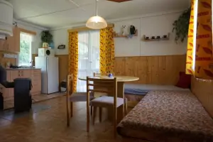 chata č. 1 - obytný pokoj s kuchyňským koutem - součástí jsou 2 lůžka