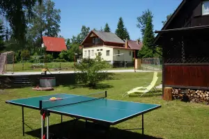 chaty Polesí leží v oploceném areálu s bohatým sportovně rekreačním vyžitím