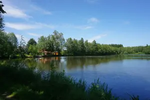 rybník Chadim se nachází 100 m od chat Polesí
