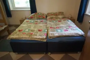 horní část chalupy - ložnice s dvojlůžkem a patrovou postelí