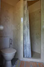 horní část chalupy - koupelna se sprchovým koutem, umyvadlem a WC