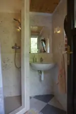 horní část chalupy - koupelna se sprchovým koutem, umyvadlem a WC